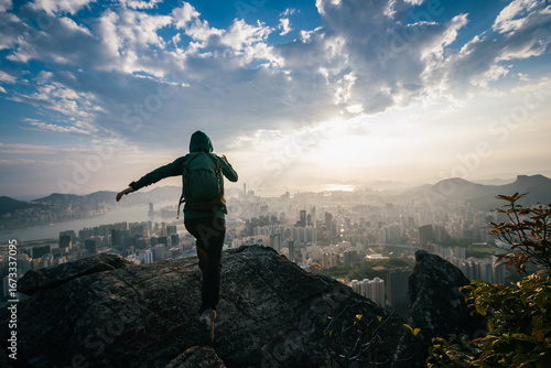 Canvas Print Tourist enjoy the view stand on the mountain cliff edge in Hong Kong