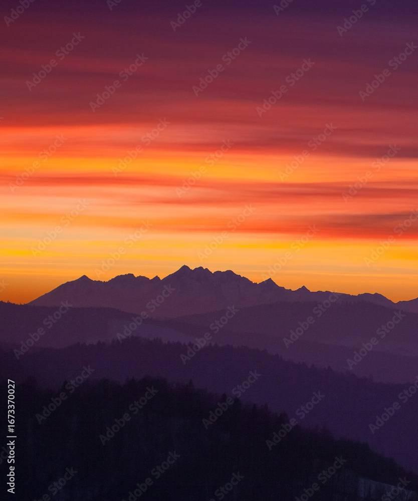 Fototapeta premium Spektalularny zachó słońca na Malniku nad Muszyna zimą. Widok na Tatry