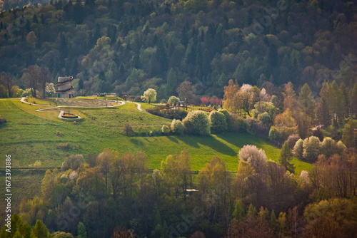 Fototapeta Naklejka Na Ścianę i Meble -  Panorama Muszyny spod Malnika w piękny, wiosenny dzień.