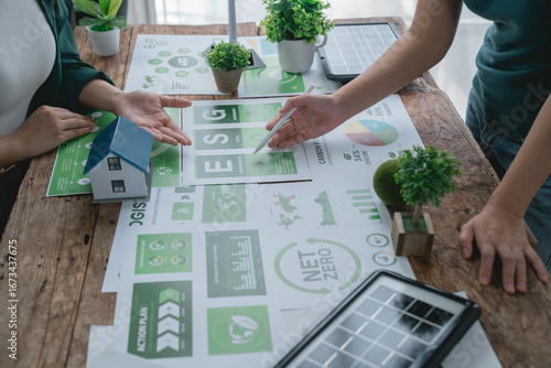 Foto Two businesswomen discussing an environmentally sustainable ESG project, analyzi