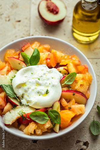 salade de tomates fraiches nectarines pêches et mozzarella burrata huile d'olive et basilic