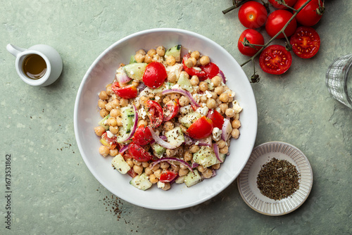 salade fraiche végétarienne pois chiches, concombre, tomates, oignons