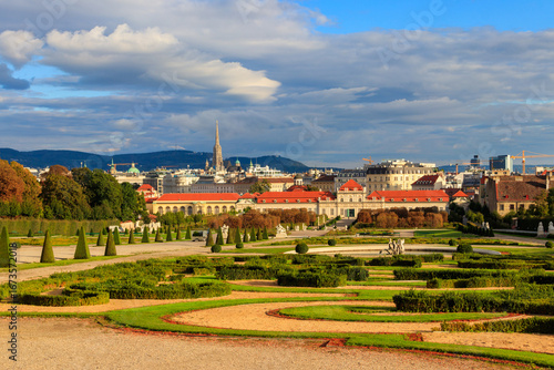 Fotografia View over the garden to the Lower Belvedere Palace in Vienna, Austria