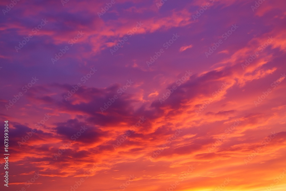 Fototapeta premium Dramatic Sunset Clouds with Vibrant Purple and Orange Sky