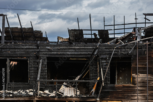 Tableau sur toile burned wooden building after arson