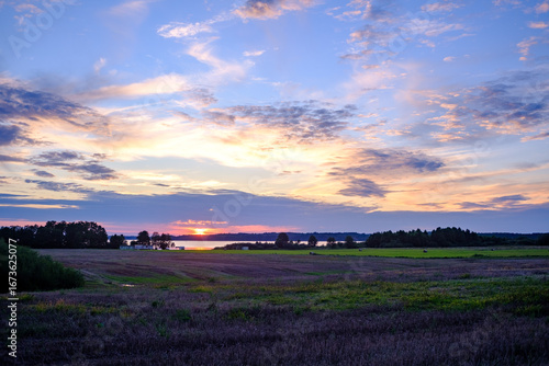 Zachmurzone niebo nad jeziorem Mamry w Kalu