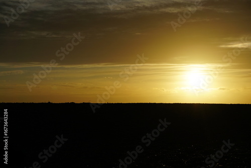 ニュージーランド　午後10時　海辺の夕陽