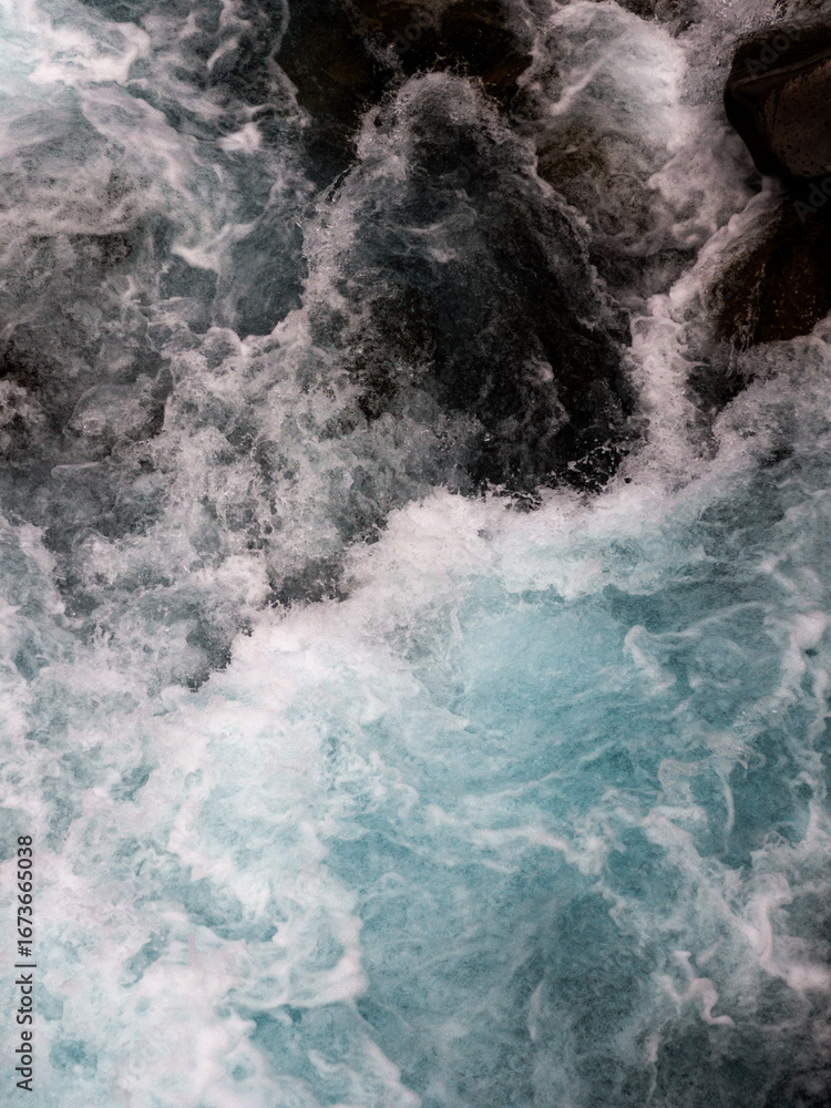 Obraz premium aguas turbulentas con espuma en rio 