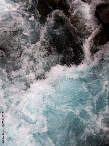 aguas turbulentas con espuma en rio 