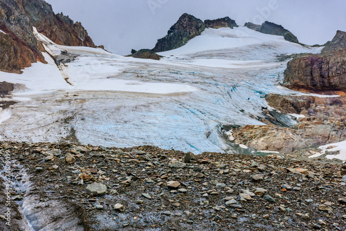 Fotografija The vast icy expanse of Vinciguerra Glacier dominating the horizon above the pea
