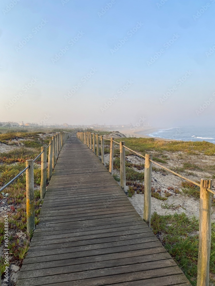Fototapeta premium Wooden boardwalk on the beach