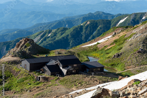 Wallpaper Mural 山の上に立つ山小屋 Torontodigital.ca