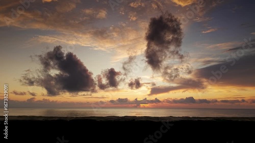Luftaufnahme eines Sonnenuntergangs mit Drohne an der Atlantikküste in Frankreich, Ozean im Hintergrund, dramatische Wolken