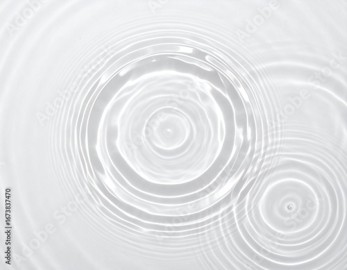 白背景に広がるシンプルで美しい波紋　静寂　ミニマル　クリーン　美容　リラックス