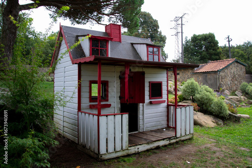 Foto A broken little children's red playhouse