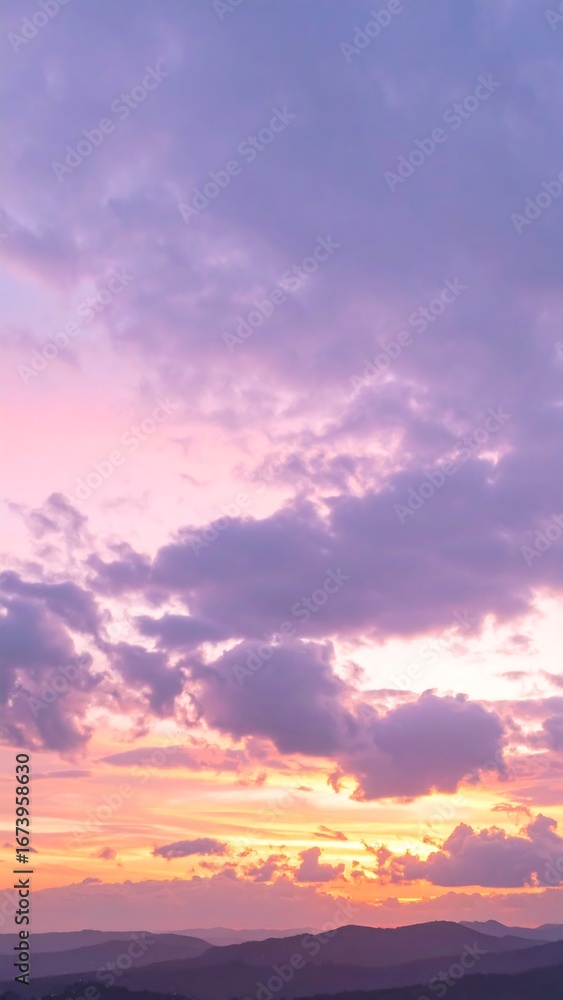 Naklejka premium Blurry sunset sky over hills