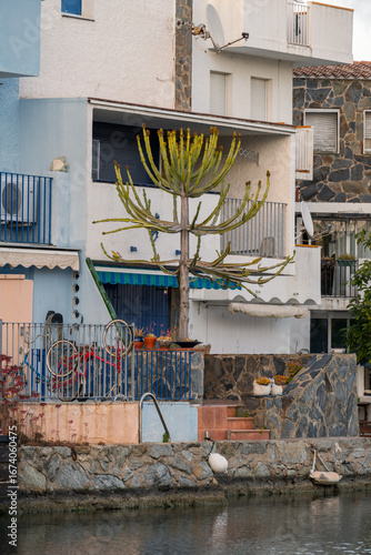 Detalle de fachada mediterránea y cactus en los canales de Empuriabrava, Costa Brava