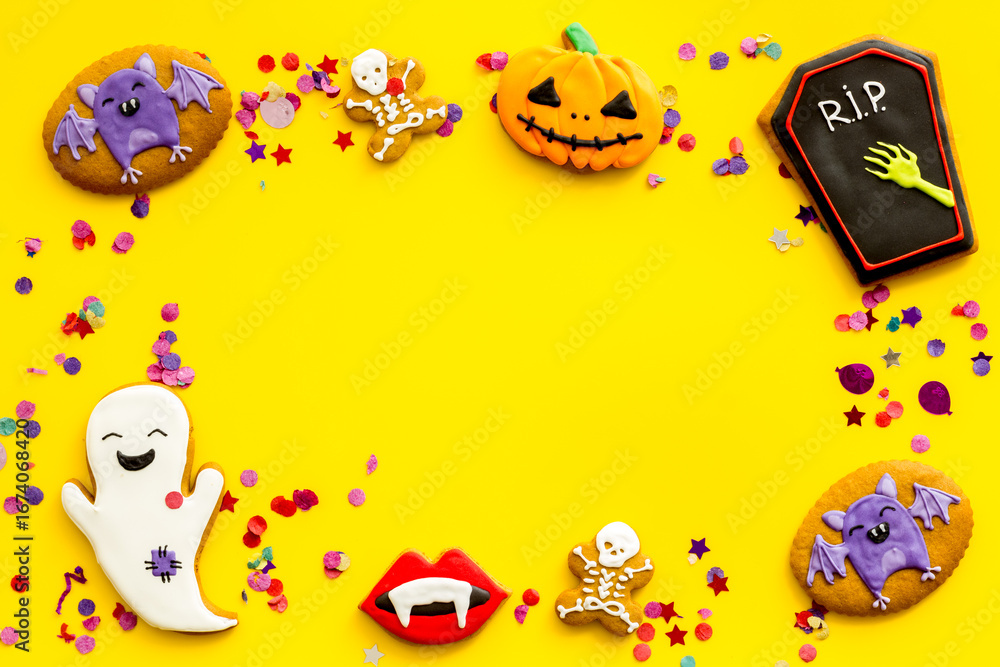 Naklejka premium Layout of Halloween gingerbread biscuits with pumpkins, top view