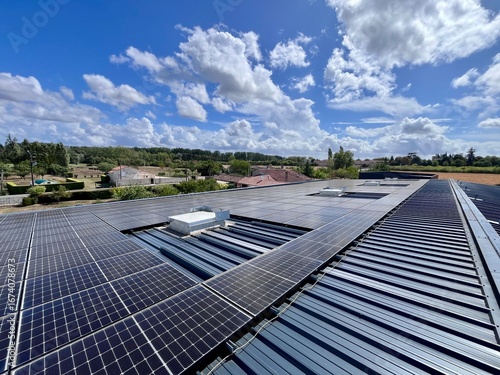 Vue en hauteur d’une centrale photovoltaïque installée en toiture
