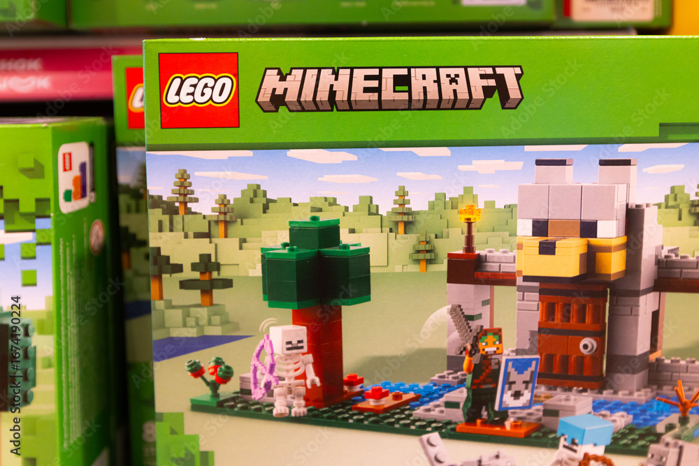 Obraz premium A close-up of a LEGO Minecraft set box for