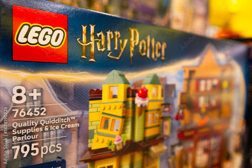 Naklejka premium A close-up of a LEGO Harry Potter set box for