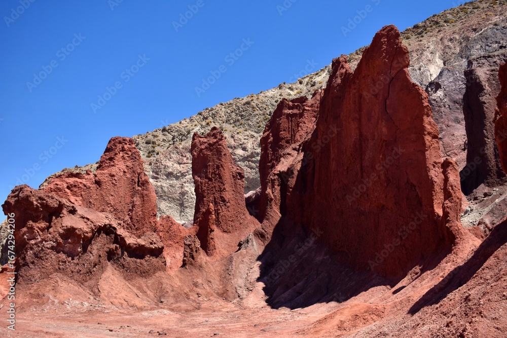 Fototapeta premium Formaciones naturales en el Valle del Arcoíris, desierto de Atacama en el norte de Chile.