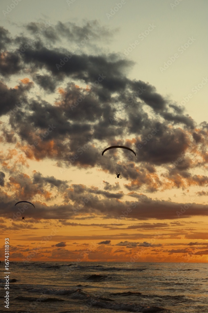 Obraz premium kite surfing at sunset