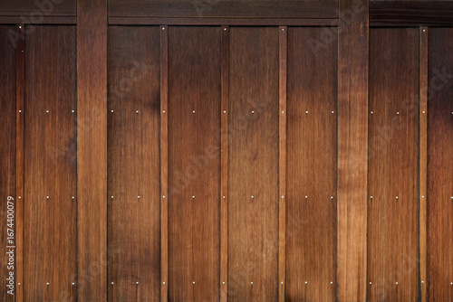 伝統的な日本建築の背景用素材。落ち着いた風合いの板壁のクローズアップ