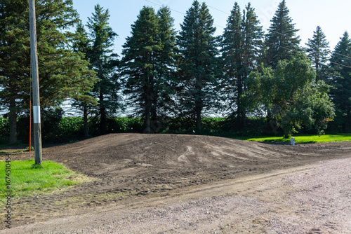 Φωτογραφία Septic system mound installation with fresh dirt earthwork on a rural property l