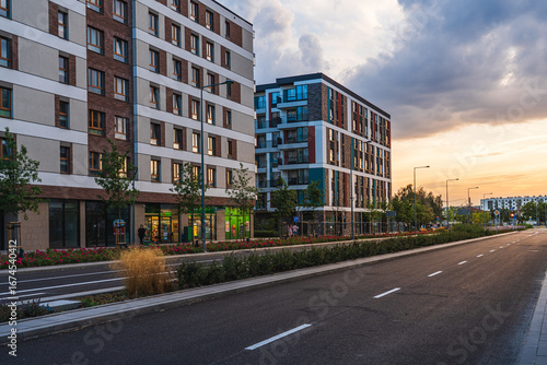 Nowoczesne budownictwo mieszkaniowe w dużym europejskim mieście