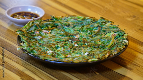 식탁 위의 부추전