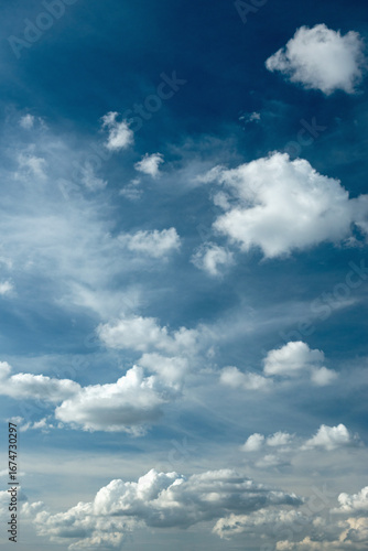 青い空に浮かぶ白い雲