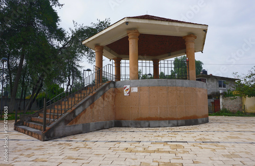 Quiosco de ladrillo rojo y blanco