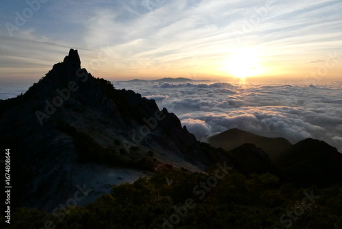 日本百名山　鳳凰三山の山頂から早朝にご来光を眺望