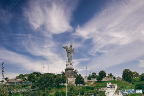Colina Virgen del Panecillo y la emblemática escultura de la Virgen de Quito, ubicada en la provincia de Pichincha, Ecuador.
