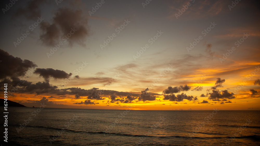 Fototapeta premium 夏の夕景の空と海。