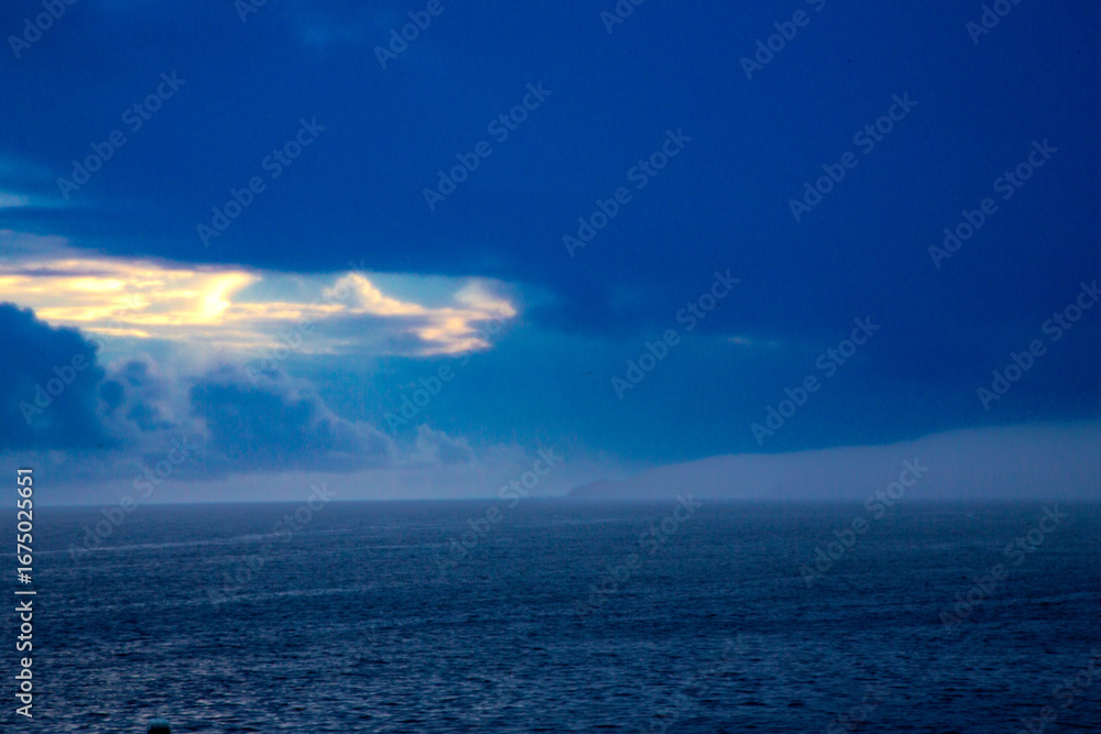 Fototapeta premium 奄美大島の日の出前の空。