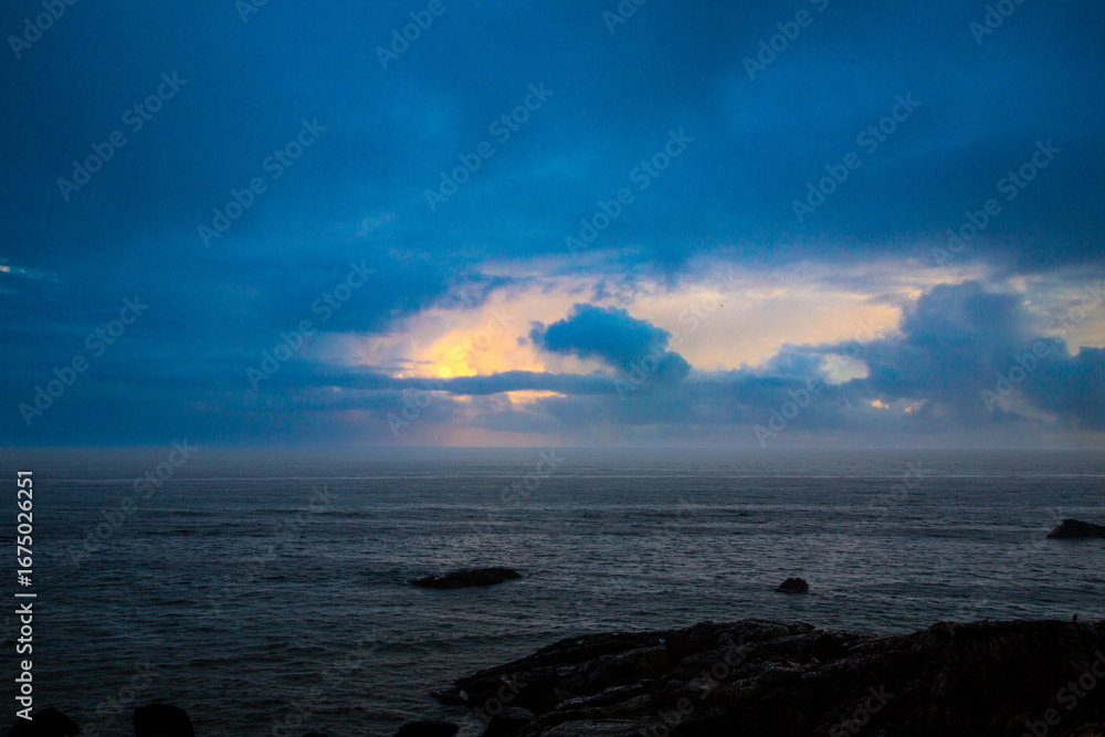 Fototapeta premium 奄美大島の日の出前の空。