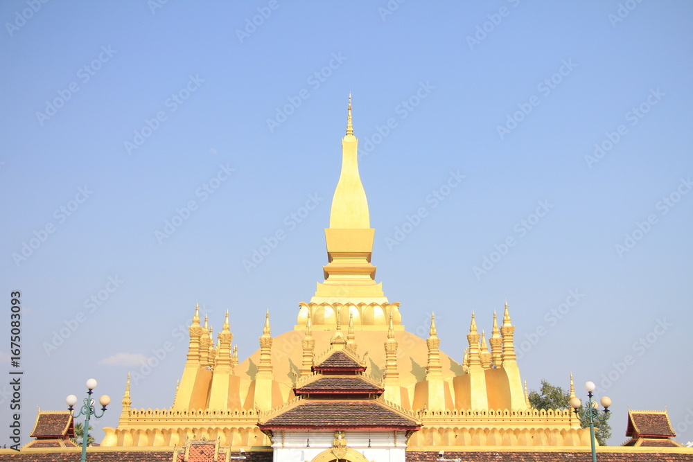 Fototapeta premium Iconic Golden Stupa in Pha That Luang in Vientiane, Laos