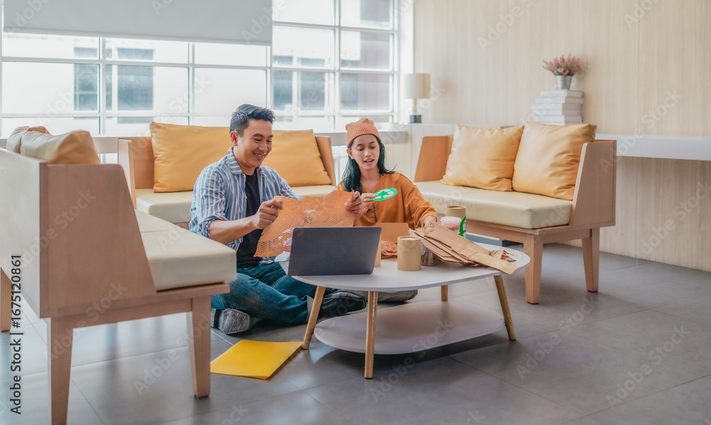 Obraz premium Startup Founders Testing Eco Packaging Ideas