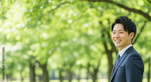 若手日本人男性社員の爽やかな笑顔