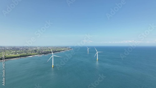 夏の終わりの日本にある富山県東部の沿岸にある洋上風力発電風車などの様子