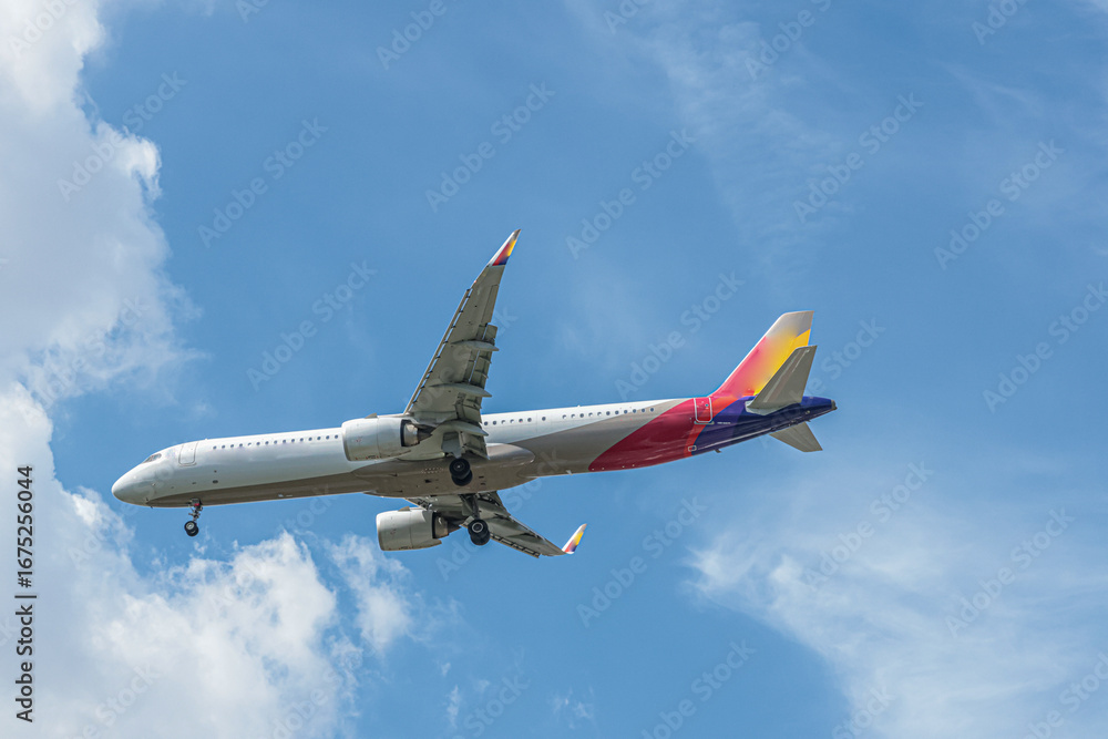 Fototapeta premium 真夏の昼の暑さの中で到着する福岡空港