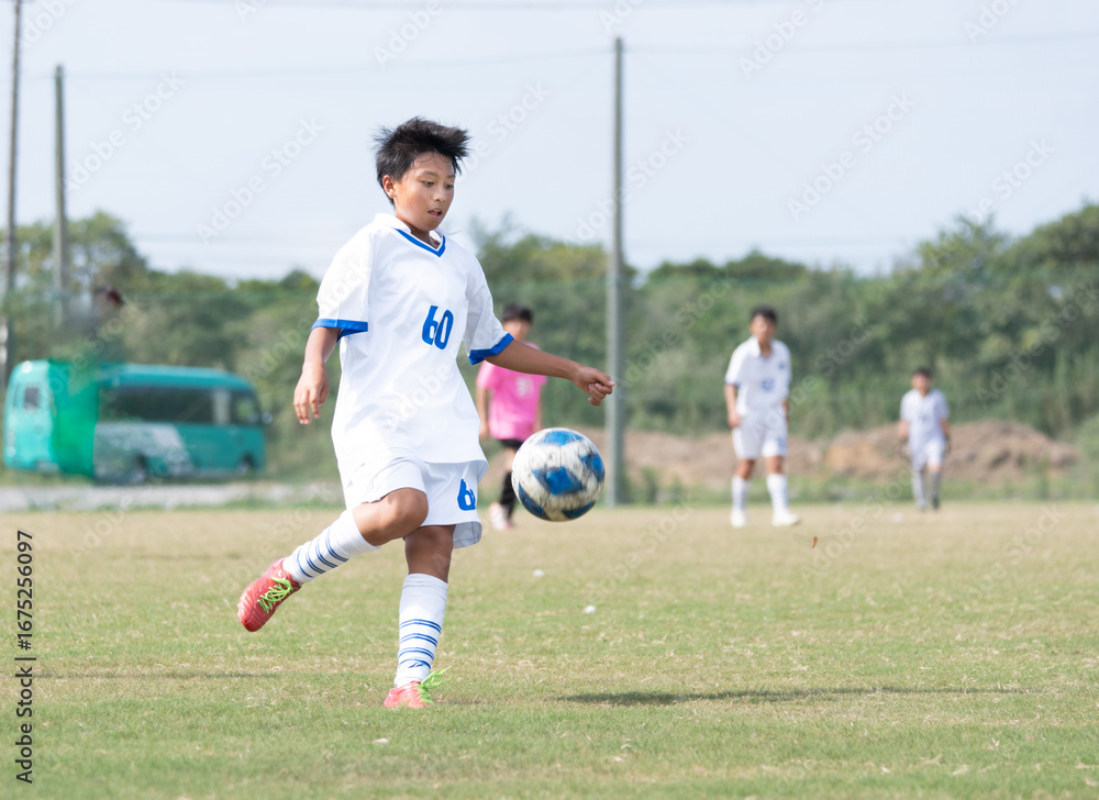 Obraz premium サッカーの試合をする中学1年生の男の子