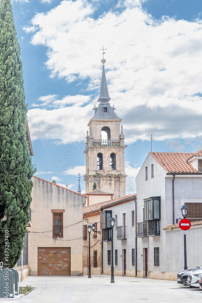 Obraz premium Alcala de Henares - May 5, 2025: Classic buildings in the historic center of Madrid, called Alcala de Henares, Spain