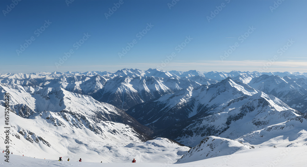 Obraz premium Panoramic view of snow-covered mountain range in winter