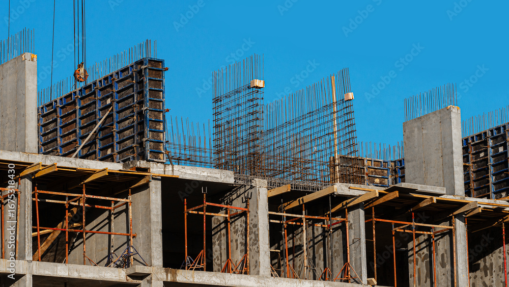 Obraz premium The process of building a multi-storey residential building in a monolithic way