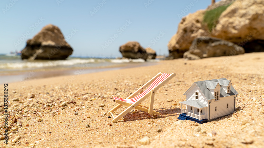 Naklejka premium Shakelings on the beach by the sea at dawn