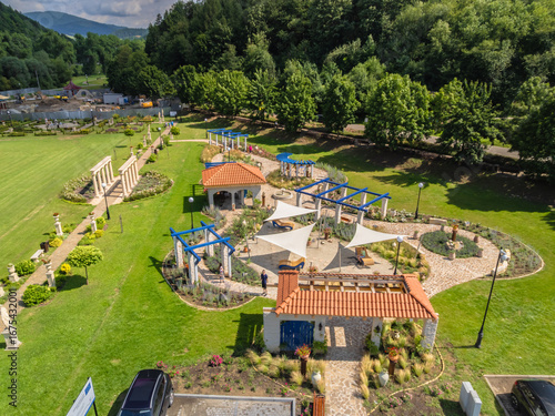 Fototapeta Naklejka Na Ścianę i Meble -  Ogrody Greckie na Zapopradziu w Muszynie z drona latem.