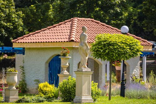 Fototapeta Naklejka Na Ścianę i Meble -  Ogrody Greckie na Zapopradziu w Muszynie latem.